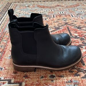 Size 8.5, black leather Chaco Fields Chelsea boot